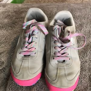 Girls size 1 puma Roma